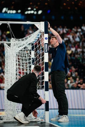 HBL: HSV Hamburg vs. THW Kiel, 12.04.2026 Das Netz muss repariert werden; HBL: HSV Hamburg vs. THW Kiel am 12.04.2026 in der Barclays Arena, Hamburg Copyright: xBEAUTIFULxSPORTS Tonhäuserx