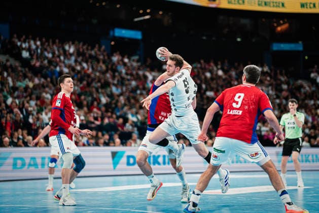 HBL: HSV Hamburg vs. THW Kiel, 12.04.2026 Nikola Bilyk (THW Kiel, 53) wirft; HBL: HSV Hamburg vs. THW Kiel am 12.04.2026 in der Barclays Arena, Hamburg Copyright: xBEAUTIFULxSPORTS Tonhäuserx