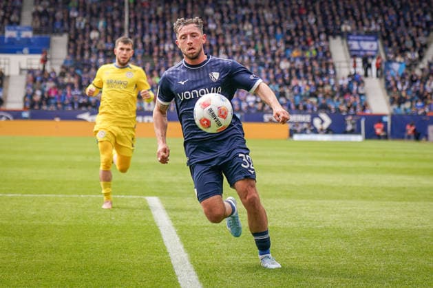 Deutschland: Fussball 2. Bundesliga 2025 - 2026, 29. Spieltag - VfL Bochum vs Eintracht Braunschweig - Vonovia Ruhrstadion: Maximilian Wittek (VfL Bochum, 32) am Ball