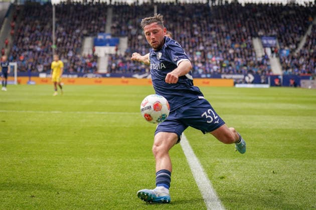 Deutschland: Fussball 2. Bundesliga 2025 - 2026, 29. Spieltag - VfL Bochum vs Eintracht Braunschweig - Vonovia Ruhrstadion: Maximilian Wittek (VfL Bochum, 32) am Ball