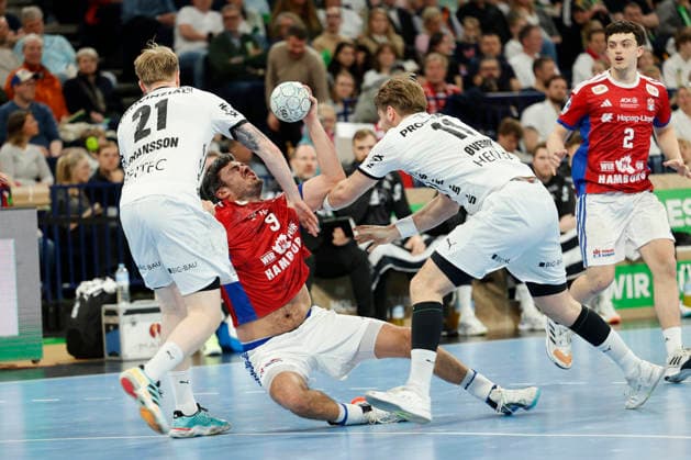 Handball 1. Handball-Bundesliga, Daikin HBL 2025 2026 - Handball Verein Hamburg (HSVH) vs. THW Kiel Jacob Arenth Lassen (Hamburg) wird von Petter Overby Oeverby (Kiel) und Eric Johansson (Kiel) in die Mangel genommen. Barclays Arena Hamburg Hamburg Foto: Frank Schoof