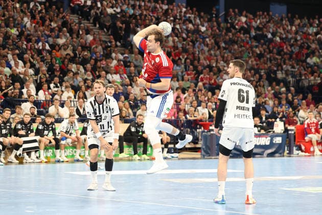 Handball Daikin Handball Bundesliga 2025 2026 - Handball Verein Hamburg vs. THW Kiel Lukas Laube (Kiel), Moritz Sauter (Hamburg), erfolgreicher Torwurf,Hendrik Pekeler (Kiel), Barclays Arena Hamburg
