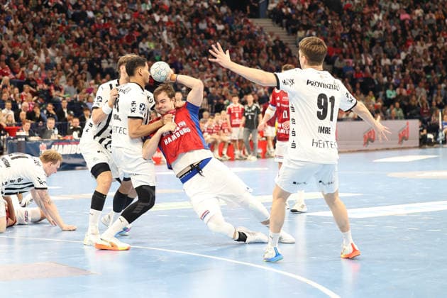 Handball Daikin Handball Bundesliga 2025 2026 - Handball Verein Hamburg vs. THW Kiel Lukas Laube (Kiel), Mohab Mohamed Saeed Abdelhak (Kiel), Moritz Sauter (Hamburg),Bence Imre (Kiel), Barclays Arena Hamburg