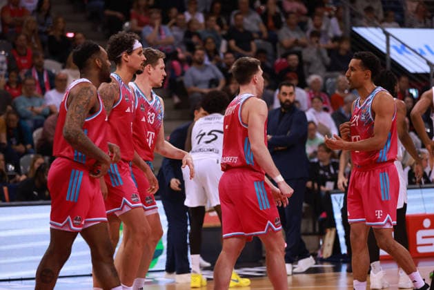 V.l. Jeff Garrett, Michael Kessens, Patrick Heckmann, Grayson Murphy und Joel Aminu (Bonn), Bonn, Deutschland, 12.04.2026, Basketball Bundesliga, 29. Spieltag, Telekom Baskets Bonn vs Basketball Löwen Braunschweig.