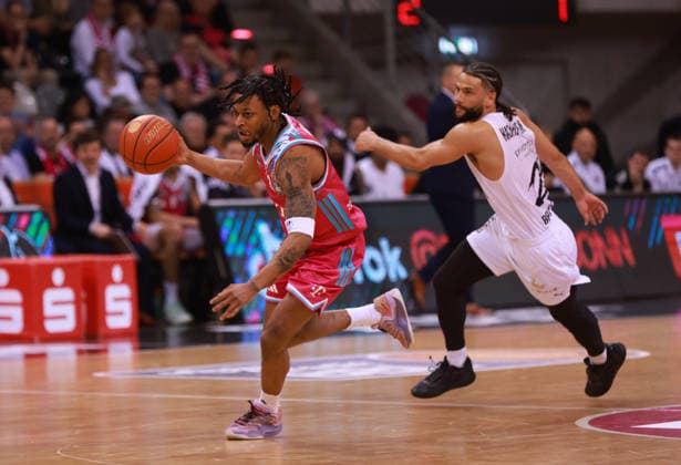 Zach Cooks (Bonn) am Ball gegen Kaza Kajami-Keanue (Braunschweig), Bonn, Deutschland, 12.04.2026, Basketball Bundesliga, 29. Spieltag, Telekom Baskets Bonn vs Basketball Löwen Braunschweig.