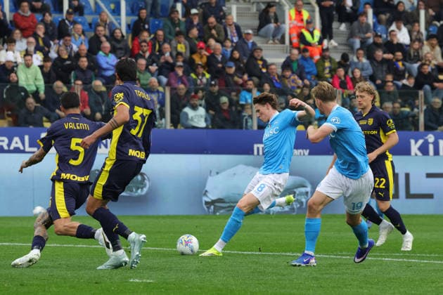 Napoli™s Scott McTominay scores the goal 1-0 during the Serie A soccer match between Parma and Napoli at the Ennio Tardini Stadium in Parma Italy - Sunday, 12 april 2026. - Soccer .  Copyright: xAlbertoxMariani LaPressex