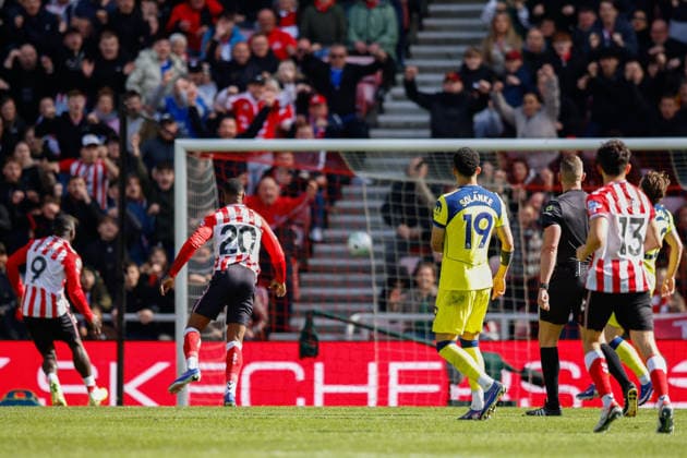 Sunderland v Tottenham Hotspur, Premier League Nordi Mukiele of Sunderland scores his sides first goal of the match 1-0 during the Sunderland v Tottenham Hotspur Premier League match at the Stadium of Light, Sunderland, England on 12 April 2026 Credit: Craig Cowan Every Second Media Editorial use only. All images are copyright Every Second Media Limited. No images may be reproduced without prior permission. All rights reserved. Premier League and Football League images are subject to licensing agreements with Football DataCo Limited. see https: www.football-dataco.com Copyright: xIMAGO EveryxSecondxMediax ESM-1907-0057 CraigxCowanx xEveryxSecondxMediax