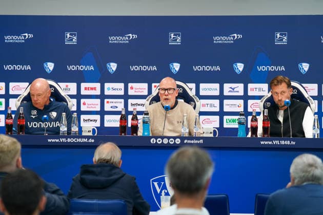 Deutschland: Fussball 2. Bundesliga 2025 - 2026, 29. Spieltag - VfL Bochum vs Eintracht Braunschweig - Vonovia Ruhrstadion: Uwe Rösler Uwe Roesler Uwe Rosler (Trainer, VfL Bochum) Pressesprecher Jens Fricke und Lars Kornetka (Trainer, Eintracht Braunschweig) Pressekonferenz, Medien