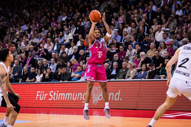 easyCredit Basketball Bundesliga, Telekom Baskets Bonn vs. Basketball Löwen Braunschweig, 12.04.2026 Zachery Cooks (Telekom Baskets Bonn 3) beim Dreier -- easyCredit Basketball Bundesliga, Telekom Baskets Bonn vs. Basketball Löwen Braunschweig, 12.04.2026, Telekom Dome Bonn Copyright: xBEAUTIFULxSPORTS Derixx