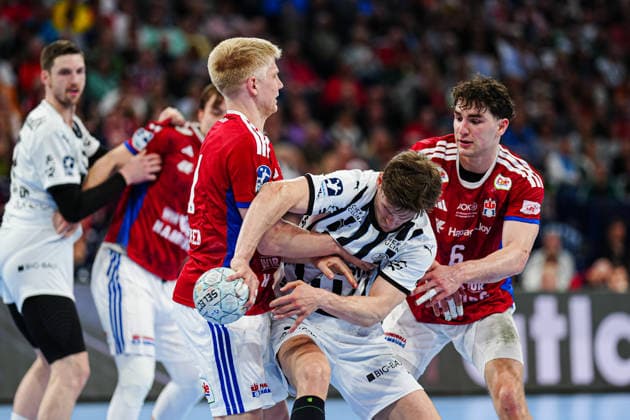 Frederik Bo Andersen (Handball Verein Hamburg, 21), Rune Dahmke (THW Kiel, 23) GER, Handball Sport Verein Hamburg vs. THW Kiel, Handball, 1. Bundesliga, Spieltag 28, Saison 2025 2026, 12.04.2026 GER, Handball Sport Verein Hamburg vs. THW Kiel, Handball, 1. Bundesliga, Spieltag 28, Saison 2025 2026, 12.04.2026 Hamburg Copyright: xEibner-Pressefoto MarcelxvonxFehrnx EP_MFN
