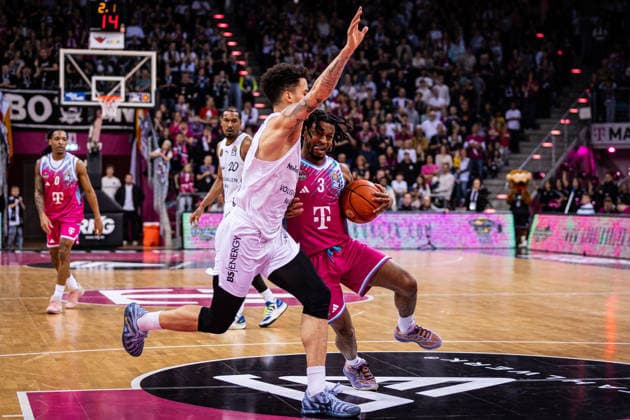 easyCredit Basketball Bundesliga, Telekom Baskets Bonn vs. Basketball Löwen Braunschweig, 12.04.2026 Zachery Cooks (Telekom Baskets Bonn 3) und Joshua Obiesie (BASKETBALL LÖWEN BRAUNSCHWEIG 8) -- easyCredit Basketball Bundesliga, Telekom Baskets Bonn vs. Basketball Löwen Braunschweig, 12.04.2026, Telekom Dome Bonn Copyright: xBEAUTIFULxSPORTS Derixx