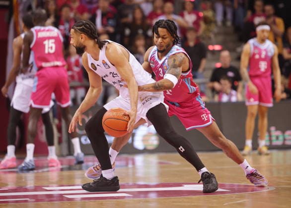 Steal: Zachery Cooks Telekom Baskets Bonn vs. Basketball Löwen (Loewen) Braunschweig 29. Speiltag - Saison 2025 26