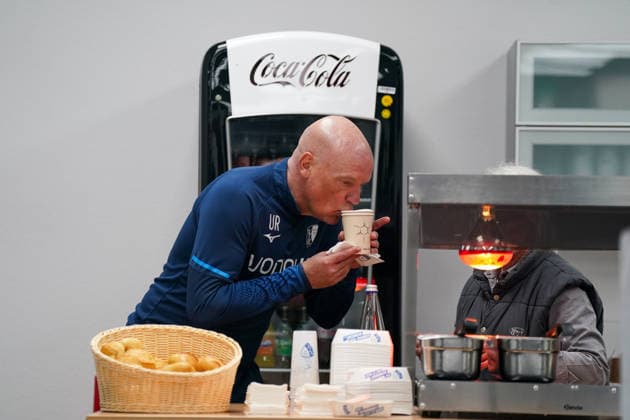 Deutschland: Fussball 2. Bundesliga 2025 - 2026, 29. Spieltag - VfL Bochum vs Eintracht Braunschweig - Vonovia Ruhrstadion: Uwe Rösler Uwe Roesler Uwe Rosler (Trainer, VfL Bochum) am Imbiss im Presseraum vor der Pressekonferenz.