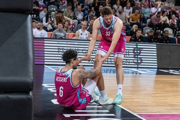 Patrick Heckmann (33; Telekom Baskets Bonn) hilft Michael Kessens (6; Telekom Baskets Bonn) nach einem Sturz auf dem Spielfeld in der EasyCredit BBL am 29. Spieltag in Bonn zwischen Telekom Baskets Bonn und Basketball Löwen Braunschweig. EasyCredit BBL Ligaspiel am 29. Spieltag in Bonn zwischen Telekom Baskets Bonn und Basketball Löwen Braunschweig. Patrick Heckmann (33; Telekom Baskets Bonn) hilft Michael Kessens (6; Telekom Baskets Bonn)