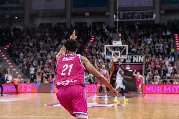 Szene mit Joel Aminu (21; Telekom Baskets Bonn) von hinten auf dem Spielfeld EasyCredit BBL Ligaspiel am 29. Spieltag in Bonn zwischen Telekom Baskets Bonn und Basketball Löwen Braunschweig. Joel Aminu (21; Telekom Baskets Bonn) hebt den Arm