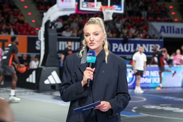 Moderatorin Anne Kamphausen, FC Bayern Muenchen Basketball vs. Niners Chemnitz, easyCredit BBL, Basketball, Bundesliga, Maenner, Hauptrunde, 12. April 2026 Muenchen Bayern Deutschland