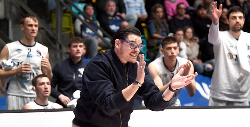 12.04.2026, xokbx, Basketball easyCredit BBL Bundesliga, Frankfurt Skyliners - MLP Academics Heidelberg v.l. Headcoach Carlo Finetti (MLP Academics Heidelberg), Mimik, Gestik, angespannt, aufgeregt, feuert an, energisch (DFL DFB REGULATIONS PROHIBIT ANY USE OF PHOTOGRAPHS as IMAGE SEQUENCES and or QUASI-VIDEO) Frankfurt am Main