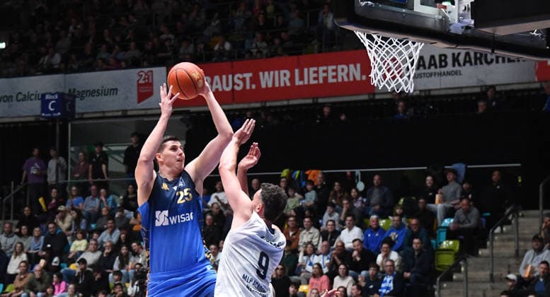 12.04.2026, xokbx, Basketball easyCredit BBL Bundesliga, Frankfurt Skyliners - MLP Academics Heidelberg v.l. Jacob Knauf (Fraport Skyliners Frankfurt), Paul Zipser (MLP Academics Heidelberg), Wurf, Sprung, Zweikampf, Duell (DFL DFB REGULATIONS PROHIBIT ANY USE OF PHOTOGRAPHS as IMAGE SEQUENCES and or QUASI-VIDEO) Frankfurt am Main