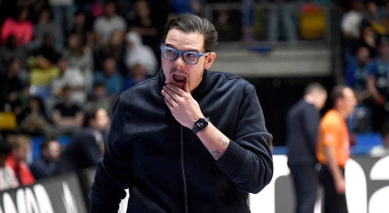 12.04.2026, xokbx, Basketball easyCredit BBL Bundesliga, Frankfurt Skyliners - MLP Academics Heidelberg v.l. Headcoach Carlo Finetti (MLP Academics Heidelberg), Mimik, Gestik, nachdenklich, genervt, frustriert (DFL DFB REGULATIONS PROHIBIT ANY USE OF PHOTOGRAPHS as IMAGE SEQUENCES and or QUASI-VIDEO) Frankfurt am Main