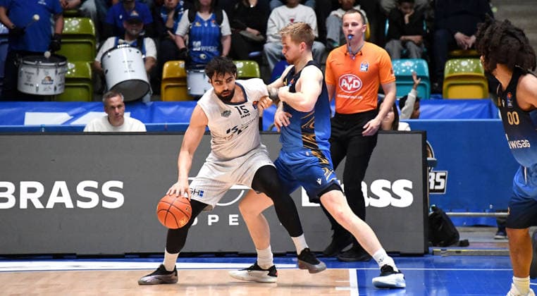 12.04.2026, xokbx, Basketball easyCredit BBL Bundesliga, Frankfurt Skyliners - MLP Academics Heidelberg v.l. Marcel Kessen (MLP Academics Heidelberg), Till Pape (Fraport Skyliners Frankfurt), Zweikampf, Duell (DFL DFB REGULATIONS PROHIBIT ANY USE OF PHOTOGRAPHS as IMAGE SEQUENCES and or QUASI-VIDEO) Frankfurt am Main