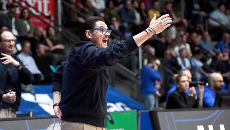 12.04.2026, xokbx, Basketball easyCredit BBL Bundesliga, Frankfurt Skyliners - MLP Academics Heidelberg v.l. Headcoach Carlo Finetti (MLP Academics Heidelberg), Mimik, Gestik, Anweisungen (DFL DFB REGULATIONS PROHIBIT ANY USE OF PHOTOGRAPHS as IMAGE SEQUENCES and or QUASI-VIDEO) Frankfurt am Main