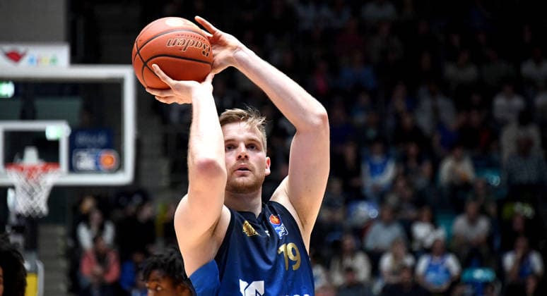 12.04.2026, xokbx, Basketball easyCredit BBL Bundesliga, Frankfurt Skyliners - MLP Academics Heidelberg v.l. Till Pape (Fraport Skyliners Frankfurt), Wurf (DFL DFB REGULATIONS PROHIBIT ANY USE OF PHOTOGRAPHS as IMAGE SEQUENCES and or QUASI-VIDEO) Frankfurt am Main
