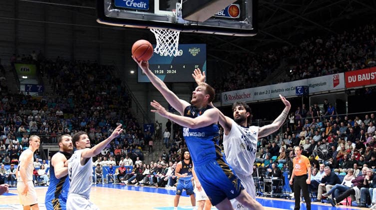 12.04.2026, xokbx, Basketball easyCredit BBL Bundesliga, Frankfurt Skyliners - MLP Academics Heidelberg v.l. Till Pape (Fraport Skyliners Frankfurt), Marcel Kessen (MLP Academics Heidelberg), Zweikampf, Duell, Wurf (DFL DFB REGULATIONS PROHIBIT ANY USE OF PHOTOGRAPHS as IMAGE SEQUENCES and or QUASI-VIDEO) Frankfurt am Main