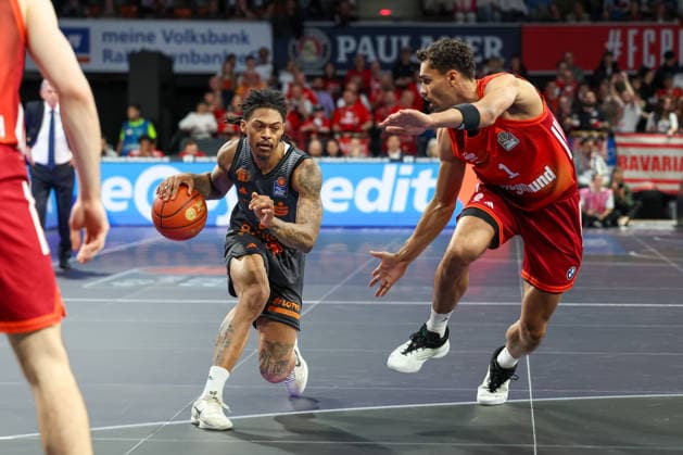 Nike Sibande (Niners Chemnitz, 02) mit Oscar da Silva (FC Bayern Basketball, 01), GER, FC Bayern Basketball vs. Niners Chemnitz, Basketball, easycredit Basketball Bundesliga, 29. Spieltag, Saison 2025 2026, 12.04.2026, GER, FC Bayern Basketball vs. Niners Chemnitz, Basketball, easycredit Basketball Bundesliga, 29. Spieltag, Saison 2025 2026, 12.04.2026 Muenchen Copyright: xEibner-Pressefoto JennixMaulx EP_JML