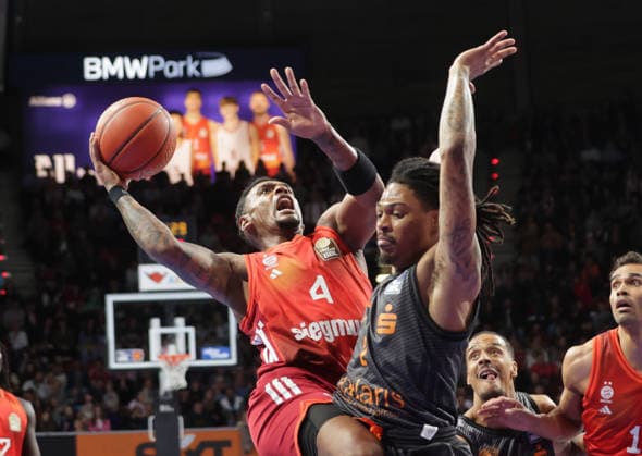 Bayerns 4 Xavier RATHAN-MAYES vs Chemnitz 2 SIBANDE. Basketball: Bayern - Chemnitz. Bundesliga, FC Bayern Basketball - Niners Chemnitz, 29.Spieltag, Saison 2025-2026, 12.4.2026, in Muenchen, B M W P A R K, Deutschland. Quelle Copyright Credit : Oryk HAIST