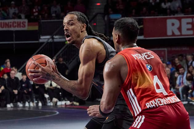 Deutsche Basketball Bundesliga (BBL), FC Bayern München Basketball vs NINERS Chemnitz, München FC Bayern Basketball, NINERS Chemnitz, 2026-04-12 in München (SAP Garden) YEBO Kevin (NINERS Chemnitz Power Forward (PF) Nr0-CHE0), RATHAN-MAYES Xavier (FC Bayern München Basketball Shooting Guard (SG) Nr4-FCBB4) sportworld München SAP Garden Bayern Deutschland