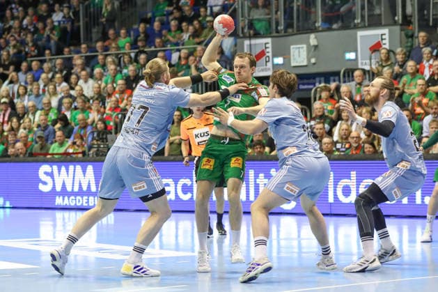12.04.2026, xgox, Handball - Daikin HBL SC Magdeburg - HC Erlangen emspor, v.l. Maciej Gebala (Erlangen, 77), Felix Claar (Magdeburg, 7), Tim Goemmel (Erlangen, 95) Zweikampf, Duell, Kampf, tackle Magdeburg