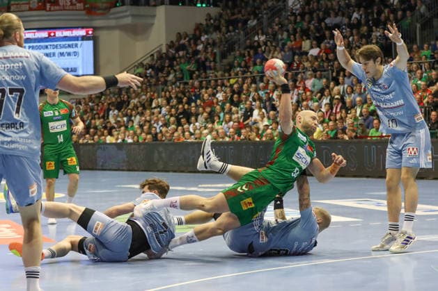 12.04.2026, xgox, Handball - Daikin HBL SC Magdeburg - HC Erlangen emspor, v.l. Yannik Bialowas (Erlangen, 7), Oscar Bergendahl (Magdeburg, 54), Marek Nissen (Erlangen, 6) Zweikampf, Duell, Kampf, tackle Magdeburg