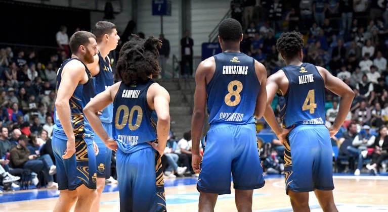 12.04.2026, xokbx, Basketball easyCredit BBL Bundesliga, Frankfurt Skyliners - MLP Academics Heidelberg v.l. Team derSkyliners rund um Tyger Campbell (Fraport Skyliners Frankfurt), William Christmas (Fraport Skyliners Frankfurt), Nahiem Alleyne (Fraport Skyliners Frankfurt) und co, Ratlos, Gestik, nachdenklich (DFL DFB REGULATIONS PROHIBIT ANY USE OF PHOTOGRAPHS as IMAGE SEQUENCES and or QUASI-VIDEO) Frankfurt am Main