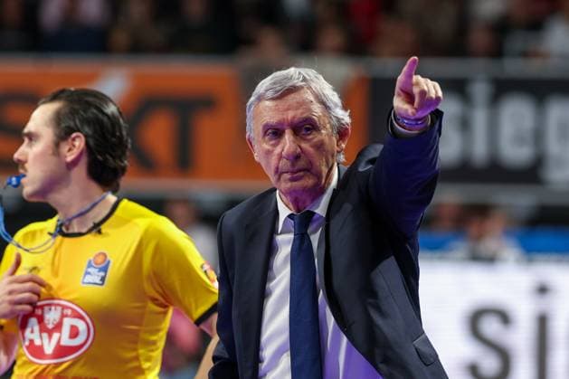Cheftrainer Svetislav Pesic (FC Bayern Muenchen Basketball) in Aktion, gibt Anweisungen an die Mannschaft, FC Bayern Muenchen Basketball vs. Niners Chemnitz, easyCredit BBL, Basketball, Bundesliga, Maenner, Hauptrunde, 12. April 2026 Muenchen Bayern Deutschland