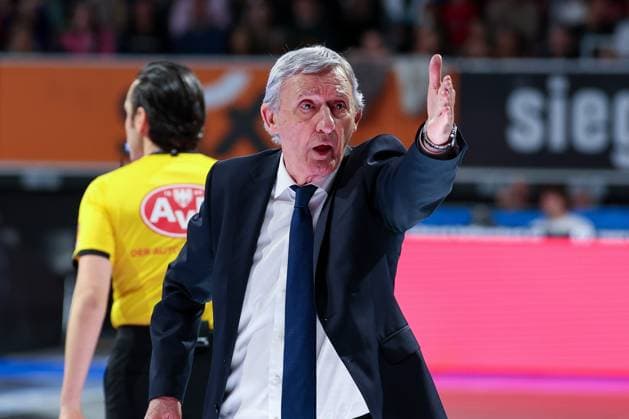 Cheftrainer Svetislav Pesic (FC Bayern Muenchen Basketball) in Aktion, gibt Anweisungen an die Mannschaft, FC Bayern Muenchen Basketball vs. Niners Chemnitz, easyCredit BBL, Basketball, Bundesliga, Maenner, Hauptrunde, 12. April 2026 Muenchen Bayern Deutschland