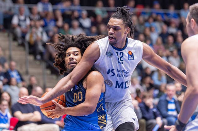 Frankfurt Skyliners - MLP Academics Heidelberg, easyCredit BBL Osun Osunniyi (MLP Academics Heidelberg, 12) verteidigt gegen den anstürmenden Tyger Campbell (Skyliners, 00). Spiel der easyCredit BBL zwischen den Frankfurt Skyliners und den MLP Academics Heidelberg am 12. April 2026 in der Süwag Energie ARENA in Frankfurt am Main., Frankfurt am Main Hessen Deutschland Süwag Energie ARENA