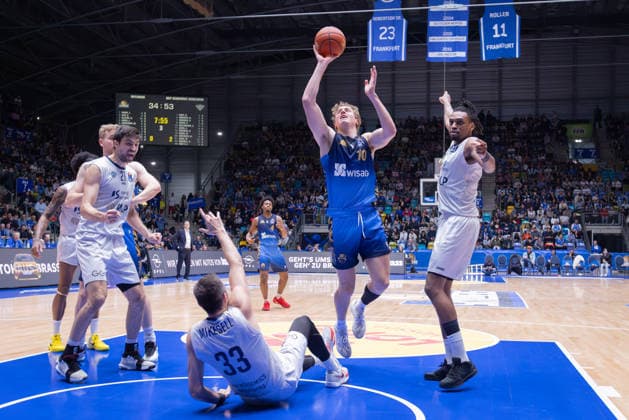 Frankfurt Skyliners - MLP Academics Heidelberg, easyCredit BBL Offensivfoul von Jacob Holt (Skyliners, 10) an Ryan Mikesell (MLP Academics Heidelberg, 33). Spiel der easyCredit BBL zwischen den Frankfurt Skyliners und den MLP Academics Heidelberg am 12. April 2026 in der Süwag Energie ARENA in Frankfurt am Main., Frankfurt am Main Hessen Deutschland Süwag Energie ARENA