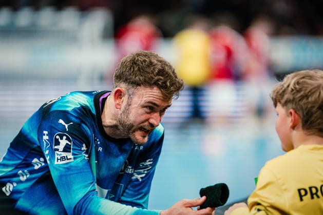 HBL: HSV Hamburg vs. THW Kiel, 12.04.2026 Gonzalo PÃ rez de Vargas (THW Kiel, 1) gibt einen Fan sein Schweißband; HBL: HSV Hamburg vs. THW Kiel am 12.04.2026 in der Barclays Arena, Hamburg Copyright: xBEAUTIFULxSPORTS Tonhäuserx