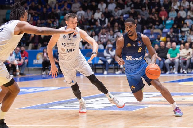 Frankfurt Skyliners - MLP Academics Heidelberg, easyCredit BBL Osun Osunniyi (MLP Academics Heidelberg, 12) und Ryan Mikesell (MLP Academics Heidelberg, 33) verteidigen gegen William Christmas (Skyliners, 8). Spiel der easyCredit BBL zwischen den Frankfurt Skyliners und den MLP Academics Heidelberg am 12. April 2026 in der Süwag Energie ARENA in Frankfurt am Main., Frankfurt am Main Hessen Deutschland Süwag Energie ARENA