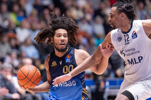Frankfurt Skyliners - MLP Academics Heidelberg, easyCredit BBL Osun Osunniyi (MLP Academics Heidelberg, 12) verteidigt gegen Tyger Campbell (Skyliners, 00). Spiel der easyCredit BBL zwischen den Frankfurt Skyliners und den MLP Academics Heidelberg am 12. April 2026 in der Süwag Energie ARENA in Frankfurt am Main., Frankfurt am Main Hessen Deutschland Süwag Energie ARENA
