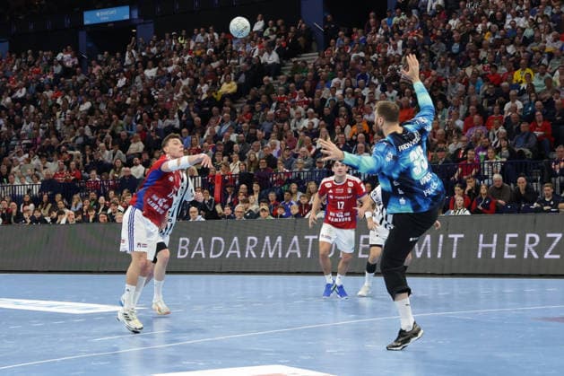 2026.04.12 xfsx Daikin HBL Handballl 1. Bundesliga Hamburger Sportverein Handball - THW Kiel v.l. Nicolaj Jorgensen (11, HSV Hamburg Handball ) , Torwart Andreas Wolff (THW Kiel ,33) Copyright: HMBxMedia FernandoxSoares