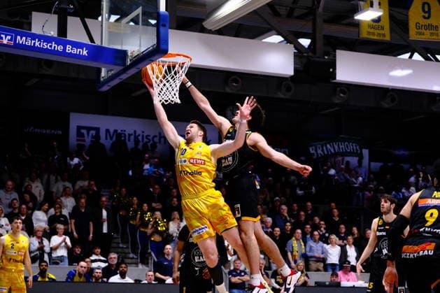 ProA - Phoenix Hagen vs. Bozic Estriche Knights Kirchheim, Hagen, 12.04.2026, Ischelandhalle Hagen Fabian Bleck ( 10, Phoenix Hagen, PF) beim Korbleger, eng verteidigt ; ProA - Phoenix Hagen vs. Bozic Estriche Knights Kirchheim, Hagen, 12.04.2026, Ischelandhalle Hagen Copyright: xBEAUTIFULxSPORTS Piepenstockx