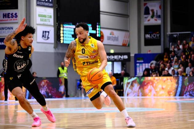 ProA - Phoenix Hagen vs. Bozic Estriche Knights Kirchheim, Hagen, 12.04.2026, Ischelandhalle Hagen Marcus Henri Graves ( 0, Phoenix Hagen, PG) beim Zug zum Korb, verteidigt von Tylan James Pope ( 9, Bozic Estriche Knights Kirchheim, PF) ; ProA - Phoenix Hagen vs. Bozic Estriche Knights Kirchheim, Hagen, 12.04.2026, Ischelandhalle Hagen Copyright: xBEAUTIFULxSPORTS Piepenstockx