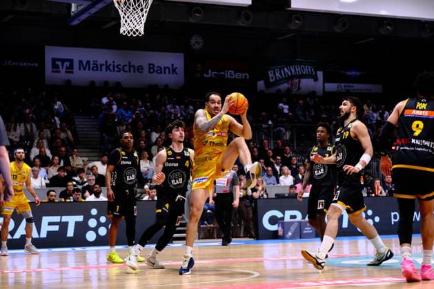ProA - Phoenix Hagen vs. Bozic Estriche Knights Kirchheim, Hagen, 12.04.2026, Ischelandhalle Hagen Jeffrey Carroll ( 30, Phoenix Hagen, SF) unterm Korb ; ProA - Phoenix Hagen vs. Bozic Estriche Knights Kirchheim, Hagen, 12.04.2026, Ischelandhalle Hagen Copyright: xBEAUTIFULxSPORTS Piepenstockx