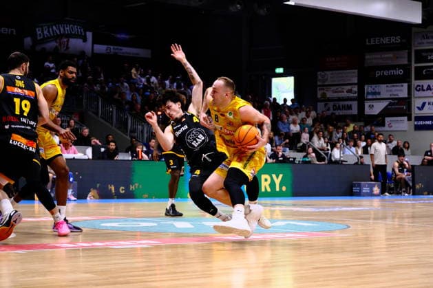 ProA - Phoenix Hagen vs. Bozic Estriche Knights Kirchheim, Hagen, 12.04.2026, Ischelandhalle Hagen Devin Lawrence Schmidt ( 8, Phoenix Hagen, SG) setzt sich durch gegen Gian Bahattin Aydinoglu ( 4, Bozic Estriche Knights Kirchheim, PG) ; ProA - Phoenix Hagen vs. Bozic Estriche Knights Kirchheim, Hagen, 12.04.2026, Ischelandhalle Hagen Copyright: xBEAUTIFULxSPORTS Piepenstockx