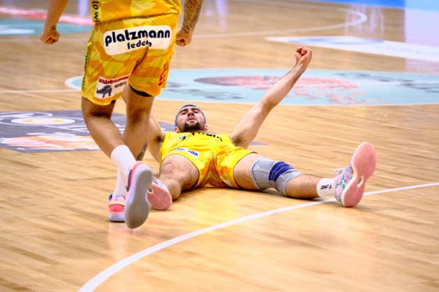 ProA - Phoenix Hagen vs. Bozic Estriche Knights Kirchheim, Hagen, 12.04.2026, Ischelandhalle Hagen Dominick Jordan von Waaden ( 13, Phoenix Hagen, SG) jubelt auf dem Boden nach seinem Dreier mit Foul ; ProA - Phoenix Hagen vs. Bozic Estriche Knights Kirchheim, Hagen, 12.04.2026, Ischelandhalle Hagen Copyright: xBEAUTIFULxSPORTS Piepenstockx
