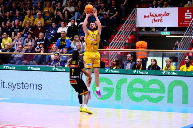 ProA - Phoenix Hagen vs. Bozic Estriche Knights Kirchheim, Hagen, 12.04.2026, Ischelandhalle Hagen Tim Uhlemann ( 21, Phoenix Hagen, PF) beim Dreier, verteidigt von Phillip Montreal Russell ( 1, Bozic Estriche Knights Kirchheim, PG) ; ProA - Phoenix Hagen vs. Bozic Estriche Knights Kirchheim, Hagen, 12.04.2026, Ischelandhalle Hagen Copyright: xBEAUTIFULxSPORTS Piepenstockx