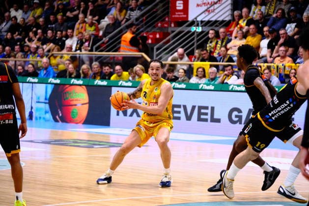 ProA - Phoenix Hagen vs. Bozic Estriche Knights Kirchheim, Hagen, 12.04.2026, Ischelandhalle Hagen Jeffrey Carroll ( 30, Phoenix Hagen, SF) sucht seine Mitspieler für ein Pass ; ProA - Phoenix Hagen vs. Bozic Estriche Knights Kirchheim, Hagen, 12.04.2026, Ischelandhalle Hagen Copyright: xBEAUTIFULxSPORTS Piepenstockx