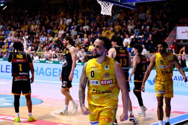 ProA - Phoenix Hagen vs. Bozic Estriche Knights Kirchheim, Hagen, 12.04.2026, Ischelandhalle Hagen Marcus Henri Graves ( 0, Phoenix Hagen, PG) feiert sein Korb mit Foul ; ProA - Phoenix Hagen vs. Bozic Estriche Knights Kirchheim, Hagen, 12.04.2026, Ischelandhalle Hagen Copyright: xBEAUTIFULxSPORTS Piepenstockx