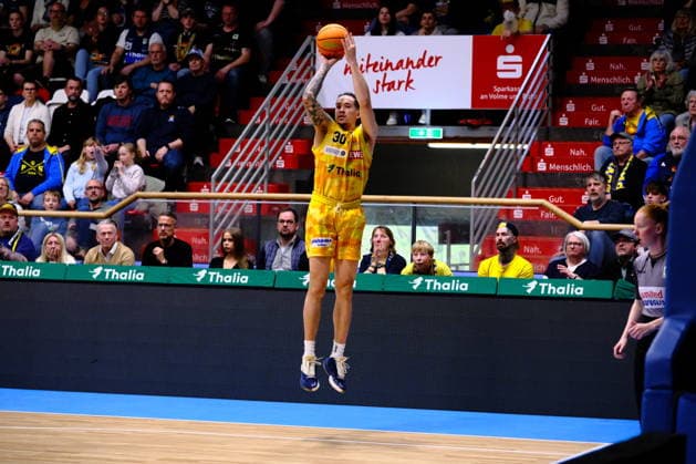 ProA - Phoenix Hagen vs. Bozic Estriche Knights Kirchheim, Hagen, 12.04.2026, Ischelandhalle Hagen Jeffrey Carroll ( 30, Phoenix Hagen, SF) beim freien Dreier ; ProA - Phoenix Hagen vs. Bozic Estriche Knights Kirchheim, Hagen, 12.04.2026, Ischelandhalle Hagen Copyright: xBEAUTIFULxSPORTS Piepenstockx